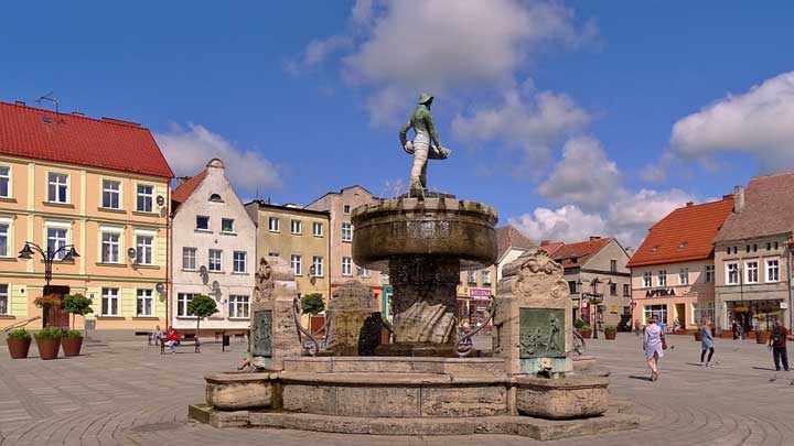Hansabrunnen am Marktplatz in Darlowo